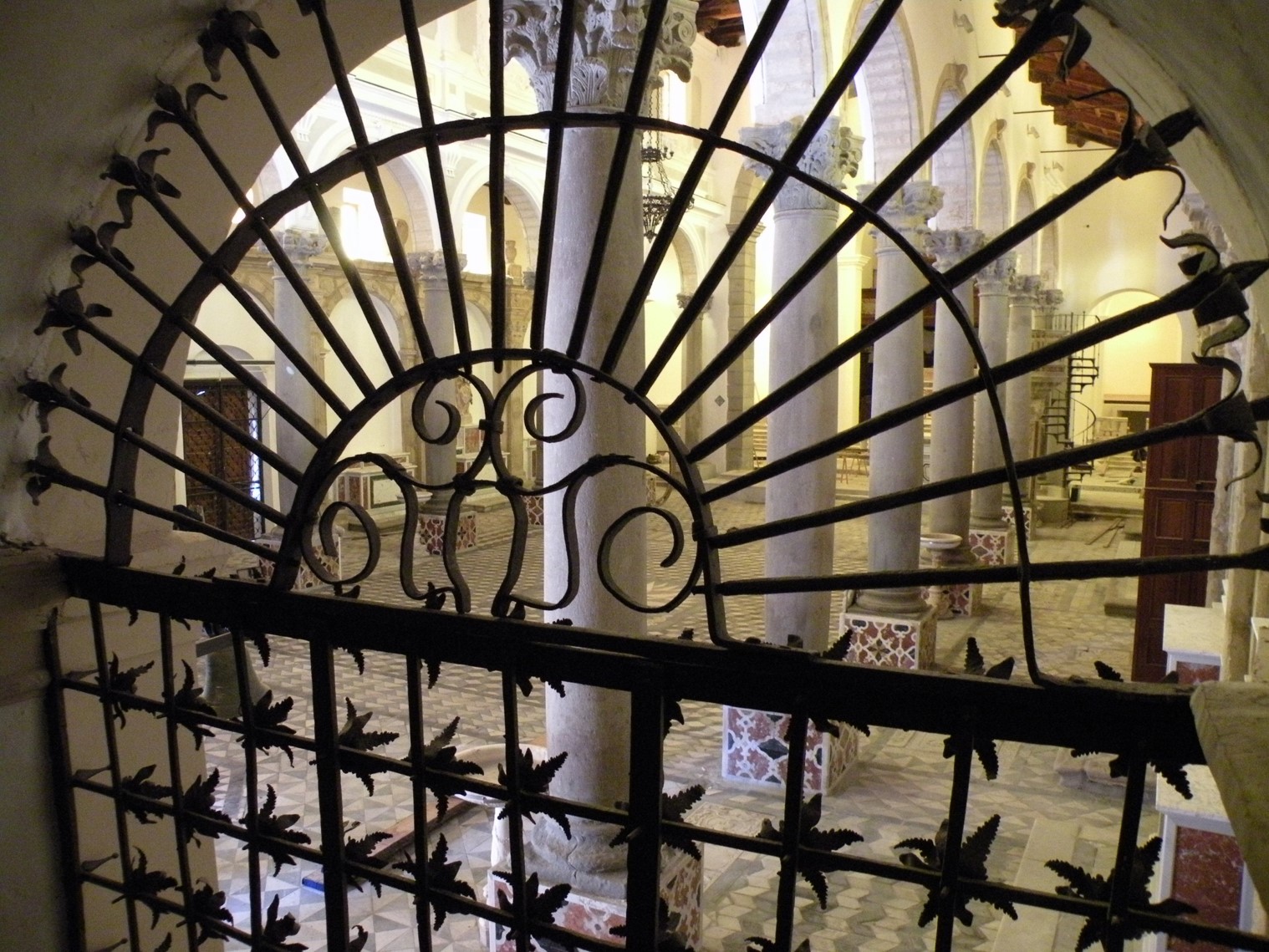 Interno del Duomo visto dalla cappella del SS. Crocifisso - Comune di Castroreale