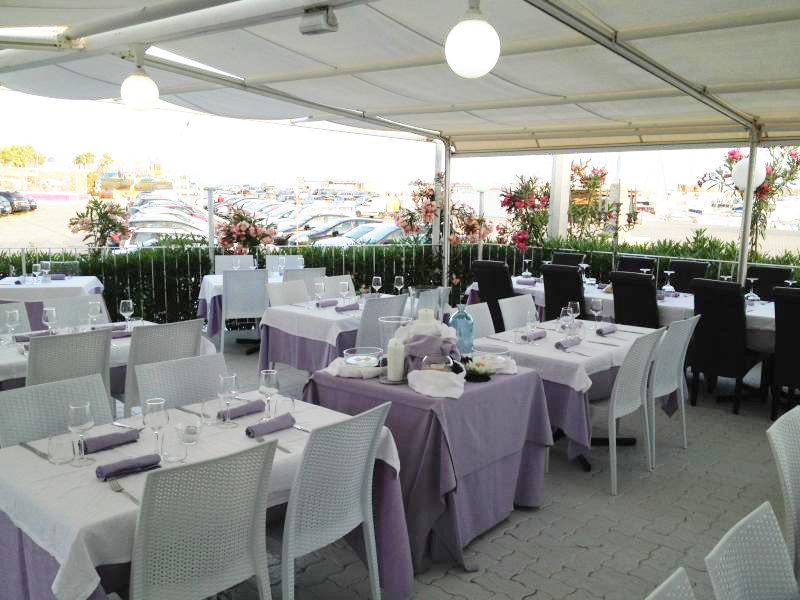 Foto della sala esterna del ristorante in Sicilia Il Molo in provincia di Agrigento