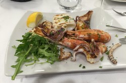 Foto di uno dei squisiti secondi a base di pesce serviti nel ristorante in Sicilia Le tre rose