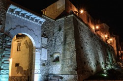 Foto dell'arco di Fuori Porta della città di Trabia un bellissimo monumento in Sicilia
