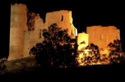 Comune della Sicilia - Mazzarino - castello u cannuni sera