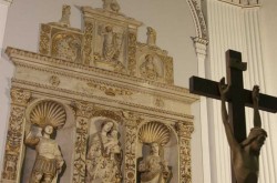 Comune della Sicilia - Sinagra - prezioso trittico in marmo di Giacomo Gagini, datato 1542, collocato dietro l'altare maggiore
