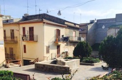 Foto del Comune della Sicilia - Villalba - Villa situata in Piazza Marconi